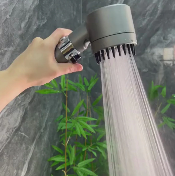 Pommeau de douche moderne anti-calcaire installé dans une salle de bain